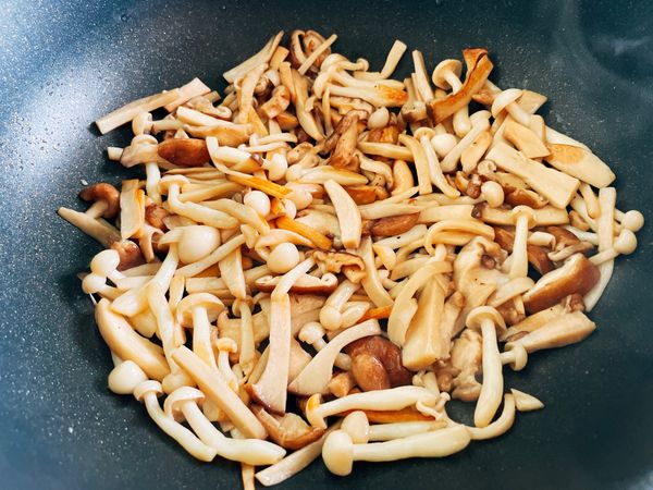 讓水分完全蒸發，繼續煸菇菇
（這需要一段時間，期間可以洗菜切菜，炒別道菜都是游刃有餘）