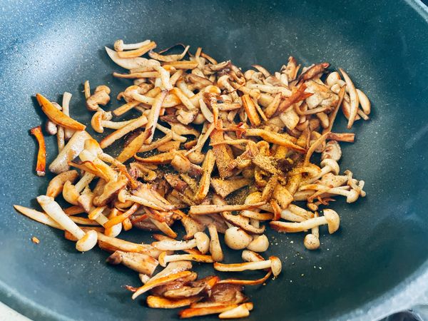 乾煸至金黃色後，加入辣椒粉和孜然粉調味