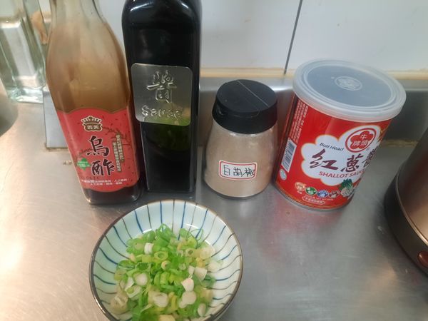 青蔥切蔥花備用