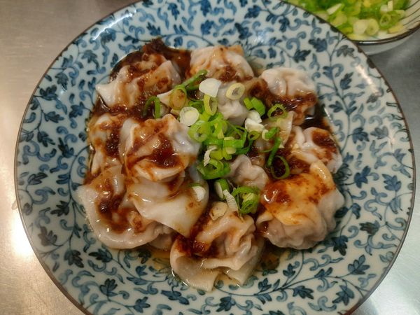 最後淋上醬，撒上蔥花即可