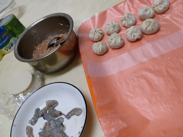 薑切碎加入50cc的水浸泡一下
全聯買回來的絞肉切一切剁一剁
將筋膜切斷
切個兩三分鐘掀起絞肉有毛邊就可以加調味料攪拌至有黏性
加入薑水攪拌均勻
加入切碎的金針菇攪拌均勻