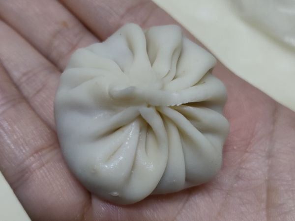 加入餡料蝦仁包起來
水滾中小火蒸10分鐘即可