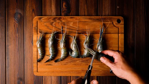 蝦子沖洗後
將蝦頭較為銳利的部位去除