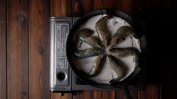 將蝦子平舖在鍋內