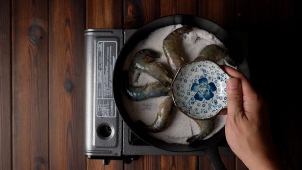 淋上米酒去除蝦腥味