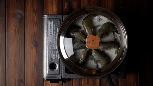 蓋上鍋蓋
以【中火】煮到蝦子變紅(熟)即可