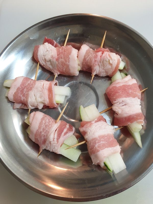 黃瓜切條狀，以豬肉片捲起後用牙籤固定