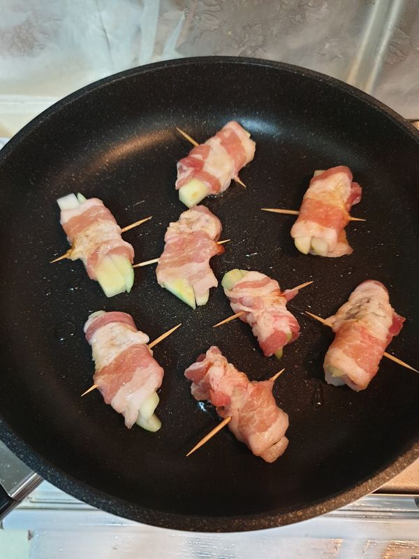 熱鍋後下肉捲，先將兩面煎至固定，拔除牙籤後再煎側邊