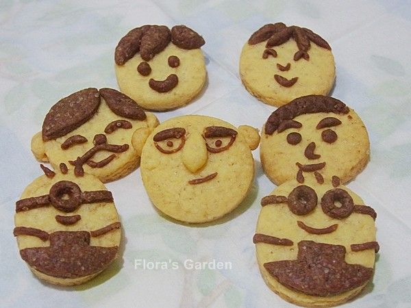 這時候在電影中負責生產線、打掃~~~最重要是“搞笑〞的小小兵們~
 
當然也要一起合照祝賀老大當了最棒的老爸。