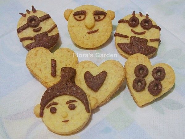 有著一頭沖天炮髮型的小女兒最黏老爸~~