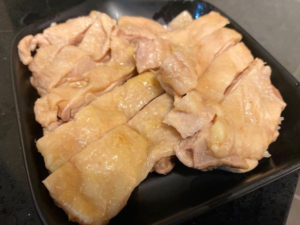 5.放1.5米杯的水在電鍋蒸熟後 切塊 再倒入烘焙紙裡的雞高湯和檸檬汁 灑上香菜碎即可上桌 香菜亦可略