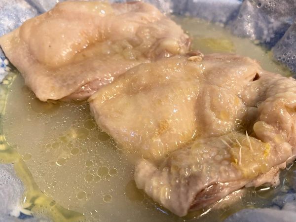 4.盤子放上烘焙紙後 再放入醃好的腿肉和檸檬汁 頭尾扭緊