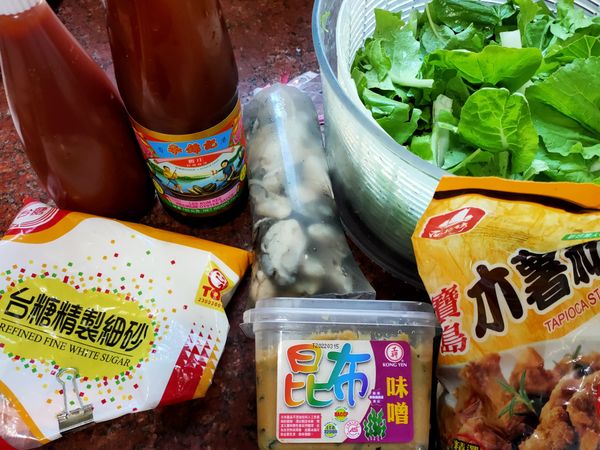 味增用篩子曬進開水裡
跟其他的醬料一起全倒進鍋子裡煮到濃稠放著備用