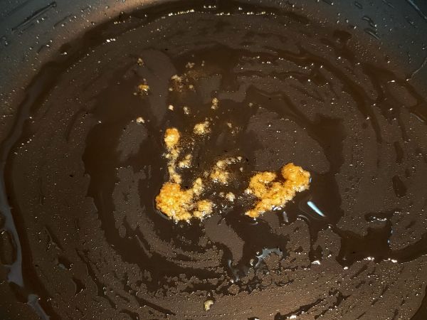 蚵仔洗兩次洗乾淨之後
熱鍋刷一層薄薄的油跟香油上去爆香薑末(去腥)