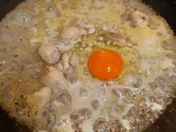 蚵仔下鍋20秒後下粉漿水
再打一顆蛋上去(蛋黃弄破)
再20秒加小白菜(瀝乾)蓋蓋子燜