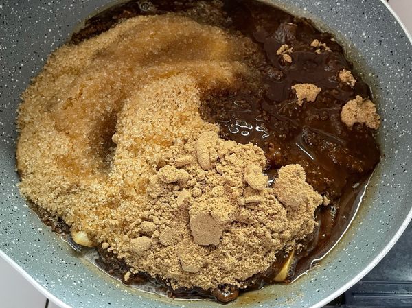 先將老薑洗仔細洗乾淨 後切薄片狀.
放到要使用的鍋具中.以及黑糖（選用天然蔗糖製成）、二砂全一併倒入鍋具中.在倒入半米杯水.中火烹煮.