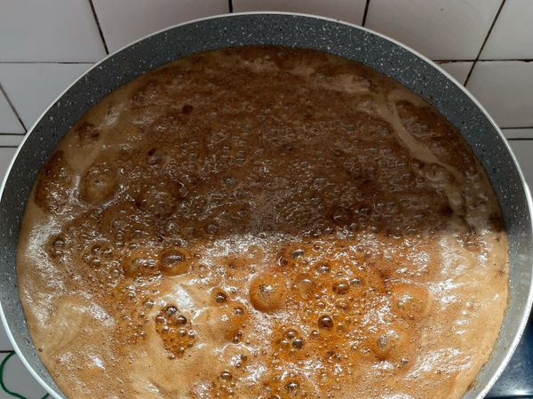 邊慢慢攪拌.直到開始滾冒泡樣.加入麥芽糖 以在鍋中Z字型洗湯匙的方式 把湯匙上的麥芽糖融入鍋中（湯匙先用火用燙後挖麥芽糖 會比較好挖哦！）（湯匙的大小約盛湯用的湯匙）.再來轉中小火.用轉圈圈的方式繼續攪拌.約20分鐘後會發現越來越濃稠…依然繼續攪拌.以免黏鍋.