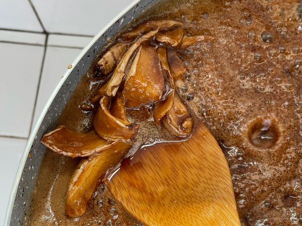 看看薑片煮後有無形成捲曲狀.
如果3/2的薑片都呈現捲曲狀.
請準備一杯清水.滴兩滴鍋中的熱黑糖至清水中.這兩滴黑糖呈現水滴原形狀.才可以算成功.倘若滴入清水中會化開.無法成形.就是鍋中的黑糖水份還太高哦！