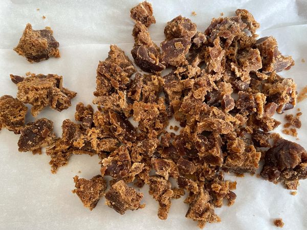 切的過程有的地方會有散掉的狀況 是正常的.要小心燙.黑糖塊的中心內裡還是有熱燙的溫度哦！切塊好後可放置在旁.讓它全涼在裝罐。

最好是用玻璃罐裝.保存程度比較好.