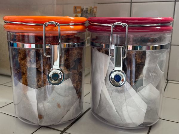 裝罐完畢後.請放陰涼處.太陽照射不到的地方作為保存方式.以防融化.
在拿取使用時 請讓手部或器具保持乾燥無水分.不然也是會融化變質哦！