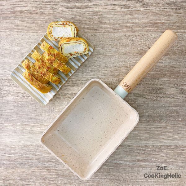 再補一大匙油，以廚房紙巾擦均勻整個鍋面，轉小火倒入部分蛋液（可覆蓋鍋面即可），放入板豆腐，以鍋鏟慢慢捲起，重複動作至蛋液倒完為止