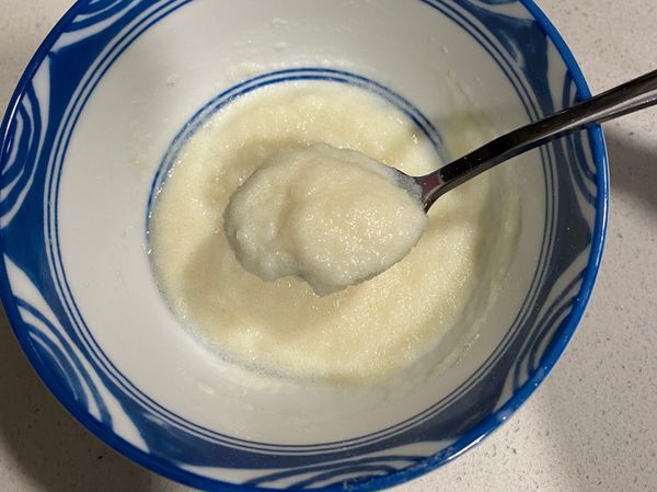 1.將吉利丁粉倒入剛剛取出的40克牛奶中，稍微攪拌讓它吸收牛奶後備用（如圖片）會呈現糊狀。

🔺「把吉利丁粉倒入牛奶」，較容易均勻混合（注意不要把動作相反操作了！）