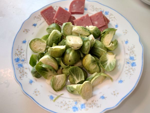 抱子甘藍洗淨，切一口大小，早餐用的火腿切九宮格
