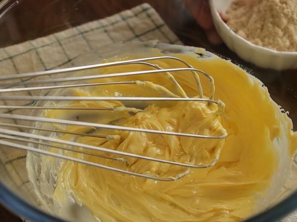 準備：奶油放室溫待放軟。
用打蛋器打發成奶油狀。

詳細請參考影片：）