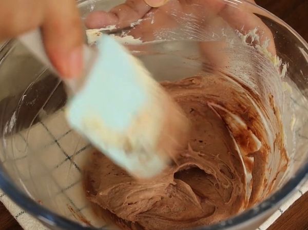 把麵糊分成兩半。

巧克力口味：
在麵糊中加入可可粉，攪拌均勻。