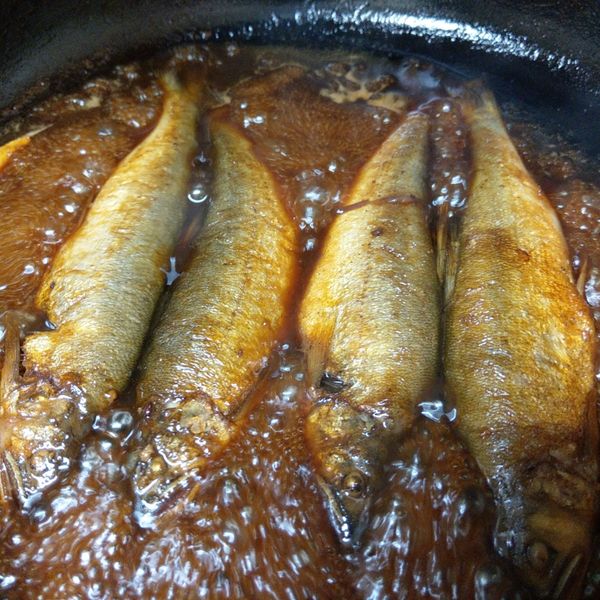 將醬汁拌勻後倒入鍋內開大火煮滾後並放入薑片和水麥芽，改用中小火並蓋上鍋蓋燜煮至醬汁收乾。