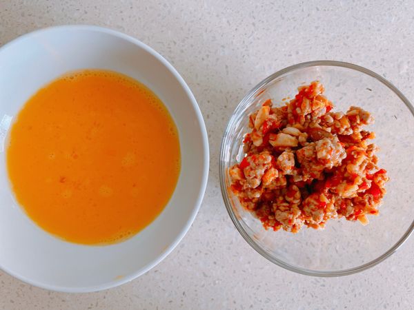蛋液打勻，麻婆醬備好