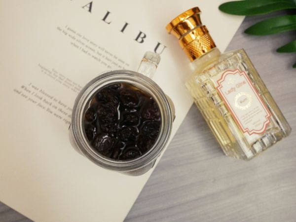 將蘭姆酒葡萄乾裝入容器內冰箱冷藏三小時以上或過夜。