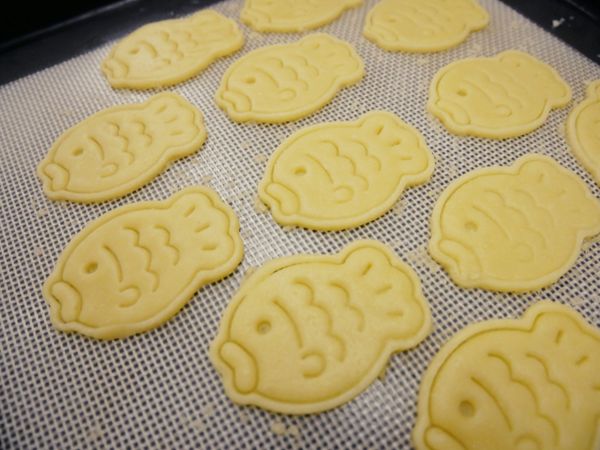 壓出喜歡的餅乾模型後放入預熱160度烤箱烤約10-15分鐘。