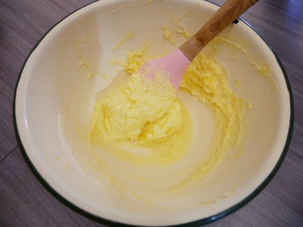 將軟化的奶油及融化的白巧克力拌勻後再加入1小匙蘭姆酒拌一拌。