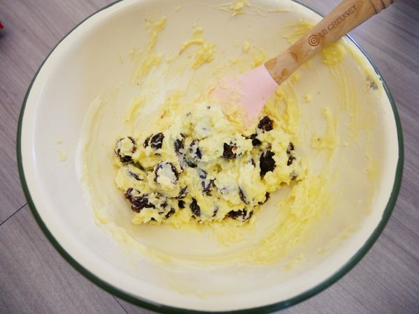 加入過篩的蘭姆酒葡萄乾拌勻備用。