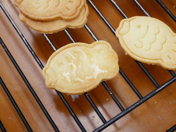 烤好的餅乾內層塗上蘭姆酒糖水後抹上適量的葡萄乾內餡並蓋上另一片餅乾即可。