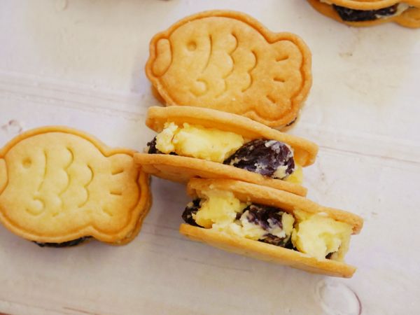 吃得到酥脆餅乾及蘭姆酒葡萄內餡的雙重口感，好香好好吃～～根本是大人無法抗拒的甜點餅乾呀！！