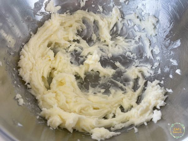 用電動攪拌機攪打均勻