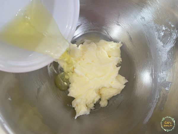 將邊緣的奶油糊集中後分次加入蛋白，用電動攪拌機攪打均勻後加入下一次蛋白
這邊我分兩次加入，若怕失敗可以分三次甚至四次都沒問題