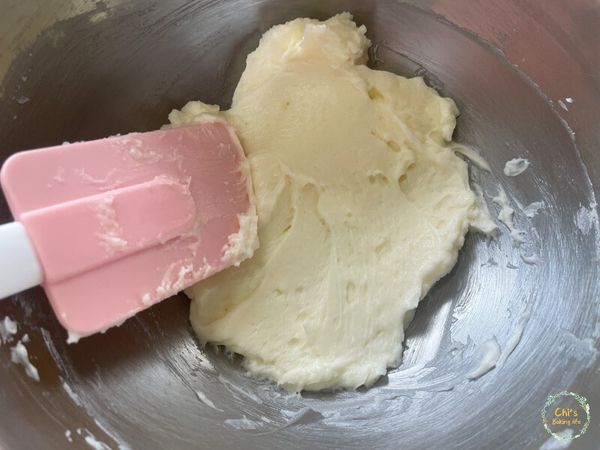 蛋白與奶油糊充分攪拌均勻後的模樣