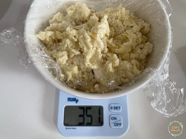 稍微拌均勻後將麵團秤重並取出一半的量放回鋼盆(做成可可麵糰)，另一半可以先放入冷藏降溫(原味麵糰)