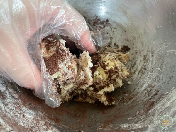 入過篩後的可可粉，用手抓均勻混合成糰，放入冷藏備用