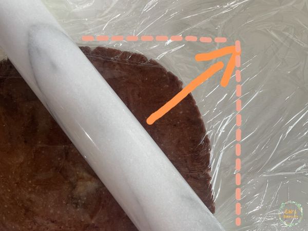 可可麵糰作法比照原味麵糰，擀成長寬約23:20，
若麵糰某一角不夠長(如上圖)怎麼辦呢?
將擀麵棍斜著放，往箭頭的方向滾過去，就會補好缺口囉！