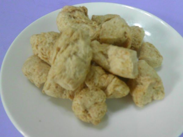 鷹嘴豆在冰箱泡一晚，素肉塊泡軟去水，炸成金黃酥脆備用