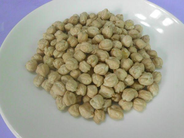 其他材料切滾刀塊，鍋中1-2大匙油爆香薑片，下薑黃粉、咖哩粉小火炒香，續下馬鈴薯、紅蘿蔔略炒，加水、咖哩塊、鷹嘴豆、素肉塊、調味料，中火煮15分