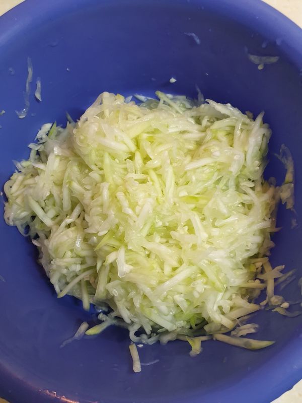 加鹽醃製半小時以上，擠去水分(有需要的話可以剪小段)