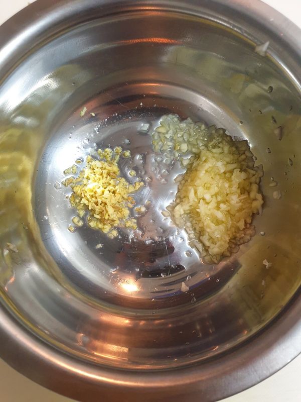 薑蒜一同打成泥