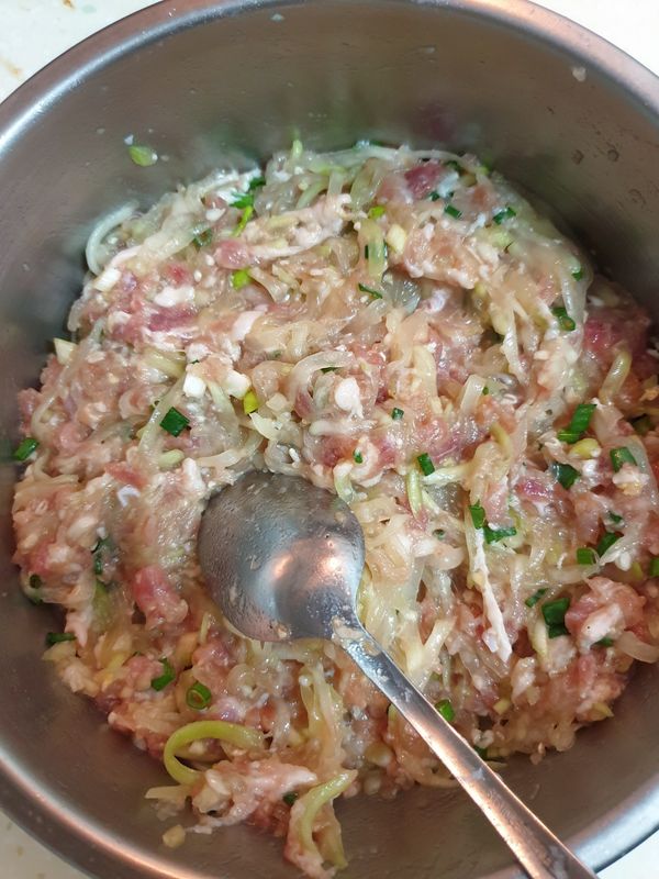 加蔥末和擠乾的瓠瓜絲，攪拌均勻