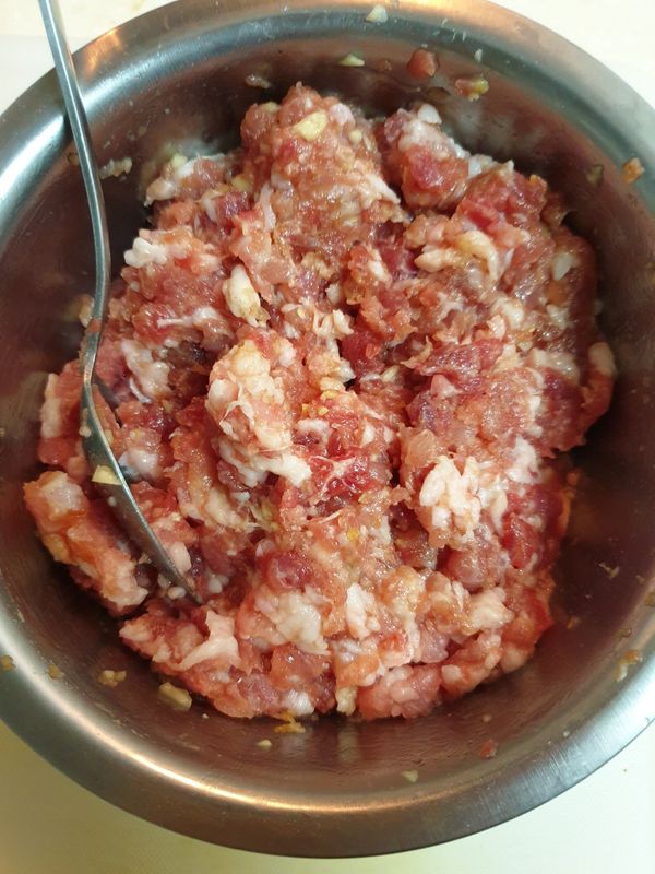 豬絞肉與薑蒜泥、米酒、醬油、鹽、 糖、雞粉、胡椒攪勻，加入香油後冷藏醃製