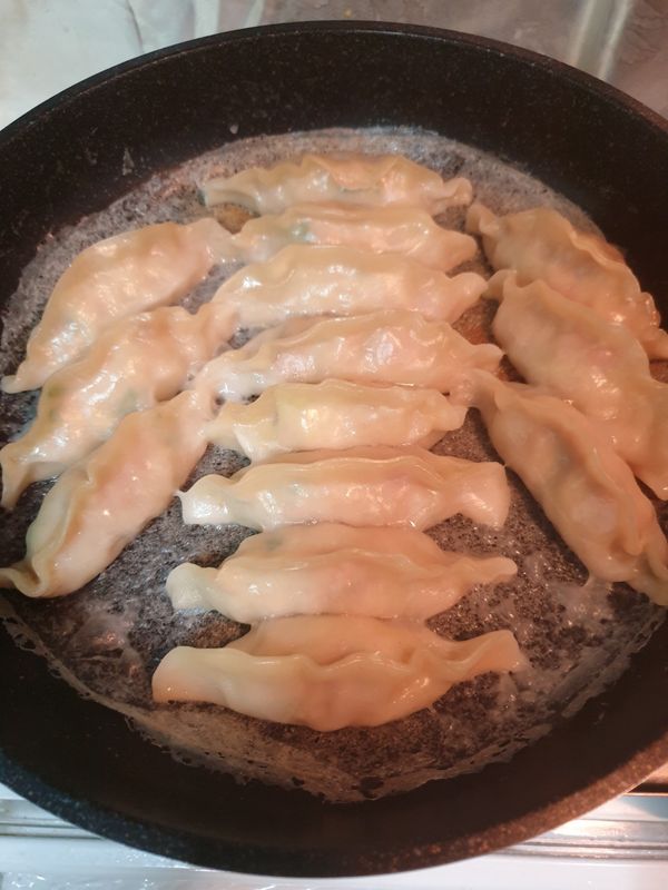 餃子加麵粉水煎熟即可